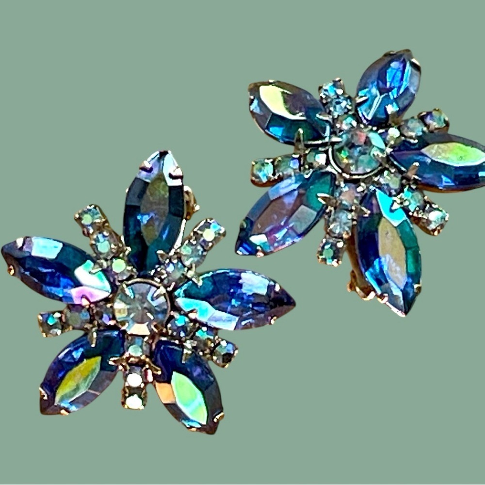 Fabulous vintage clip-on earrings, unsigned, all stones intact, 1.25 inches